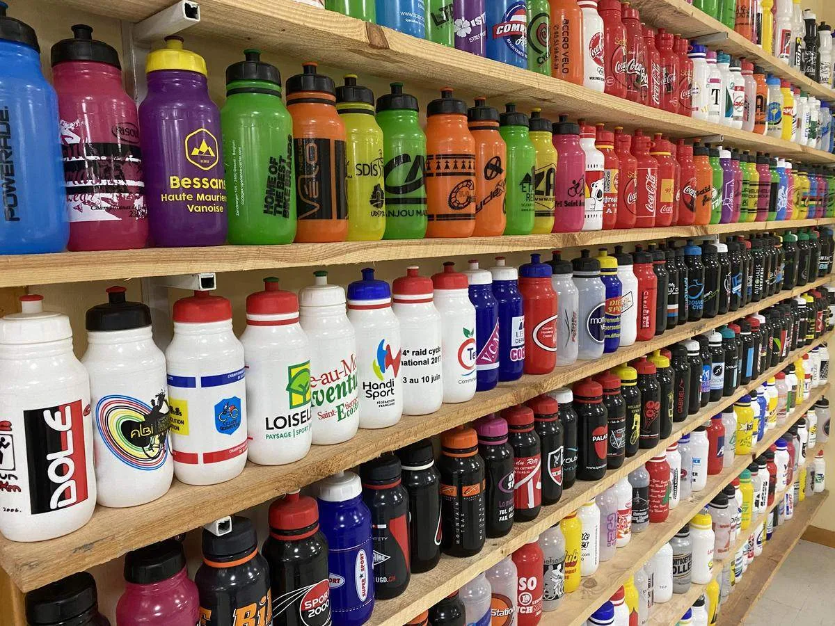 Les rayonnages de l’atelier : des centaines de bidons de clubs, tous sortis de Sissonne