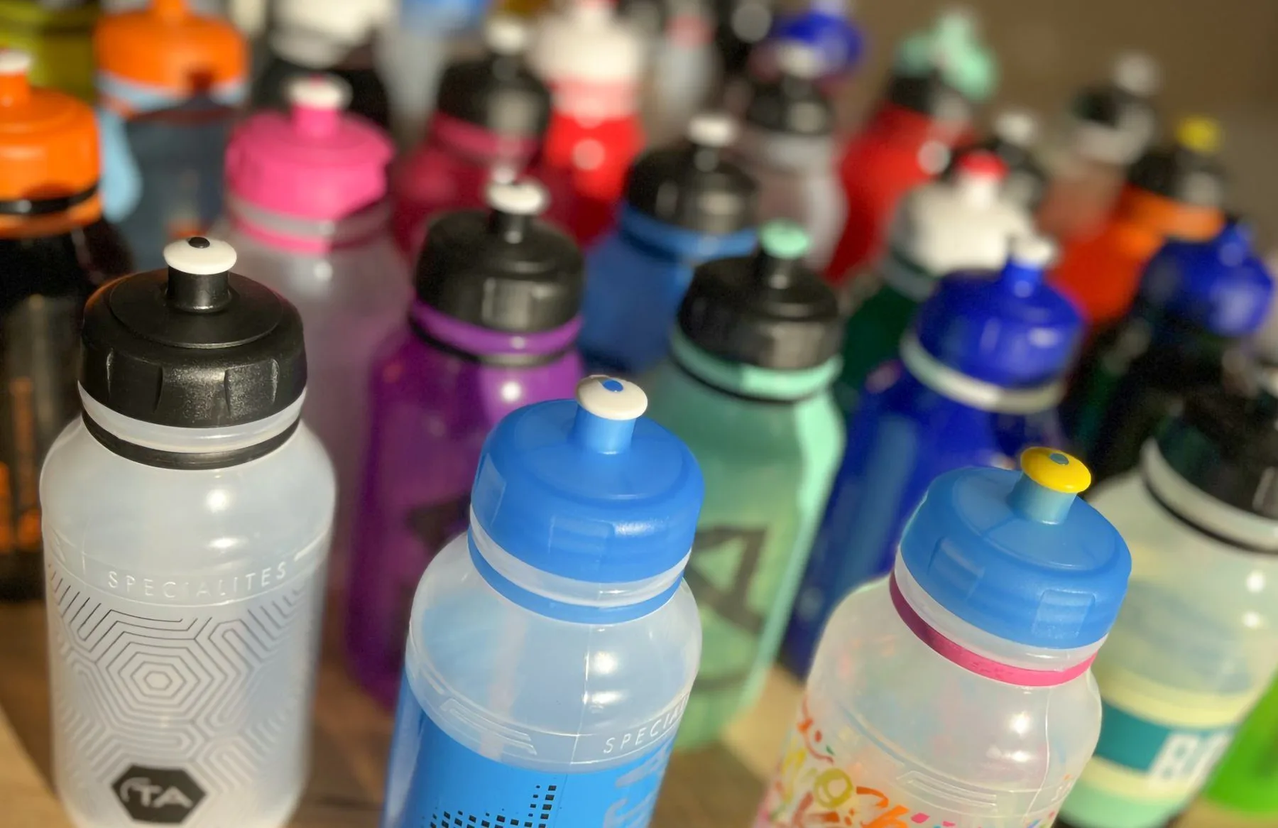 Collection de bidons personnalisés de couleurs variées